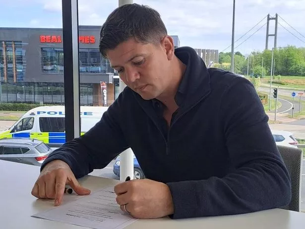 Luke Campbell signs Mayoral Declaration of Acceptance of Office