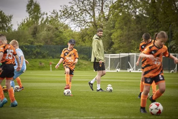 Hull City Academy cCoach Angus Robinson with players from Filey Holt FC Under 9s and Gilberdyke Phoenix Under 9s
