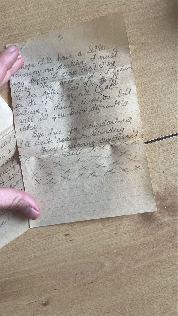 'Bill' is free with his kisses to his 'darling sweetheart'