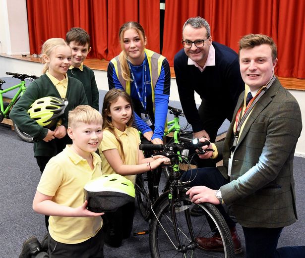 Around 800 students will receive a free set of bike lights and a hi-vis rucksack cover as part of Hull City Council's Bike Lights for Dark Nights initiative
