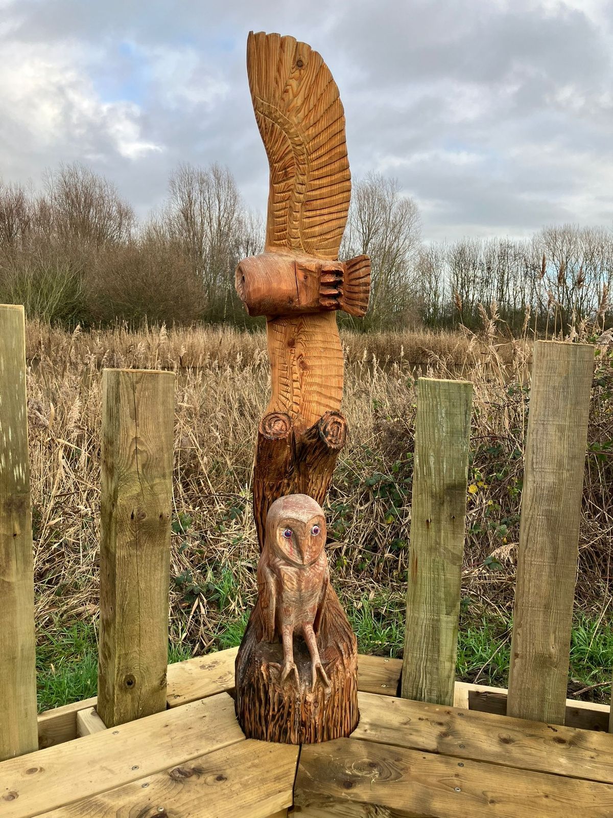 A wood carving of owls at Water's Edge Country Park
