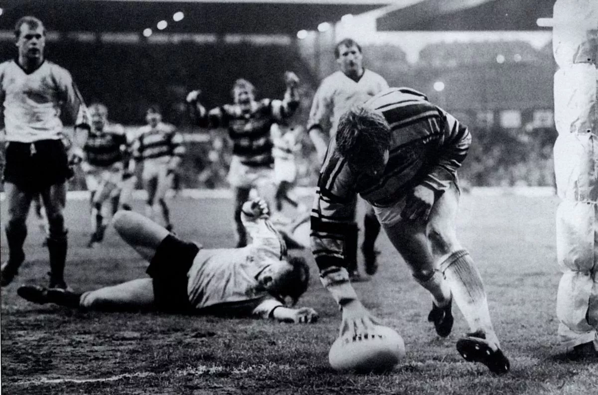 Lee Crooks scores the late try that clinched Hull victory in the 1982 Challenge Cup replay 