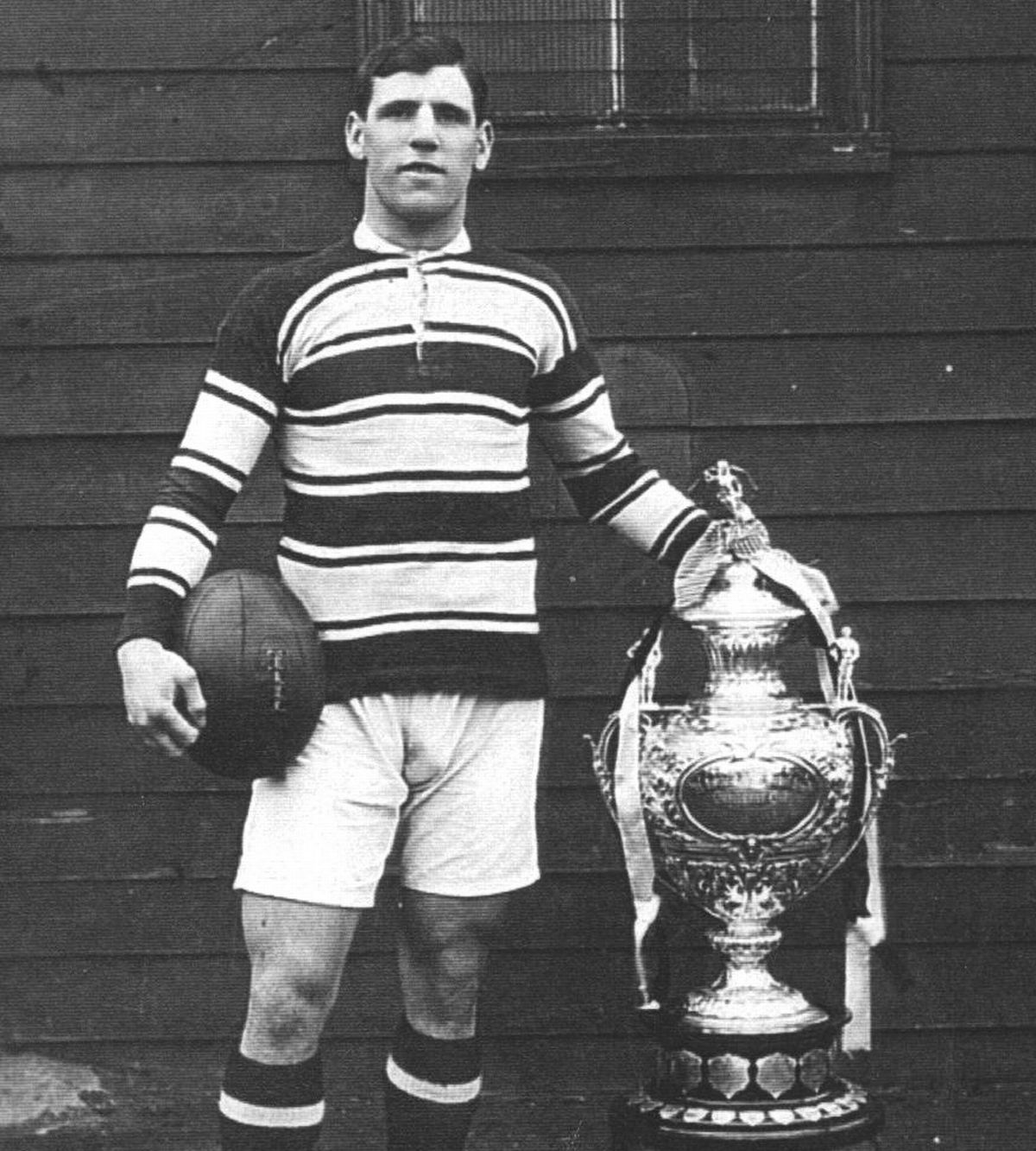 Billy Batten with the Challenge Cup at the Boulevard (1914).
