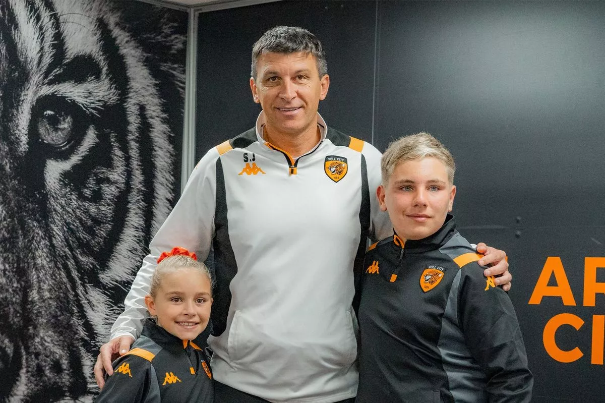 Harvey and Ava with Hull City Head Coach Sergej Jakirović