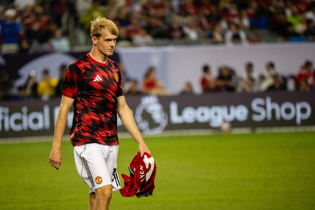 Toby Collyer is set to leave Manchester United and join Hull City on loan 