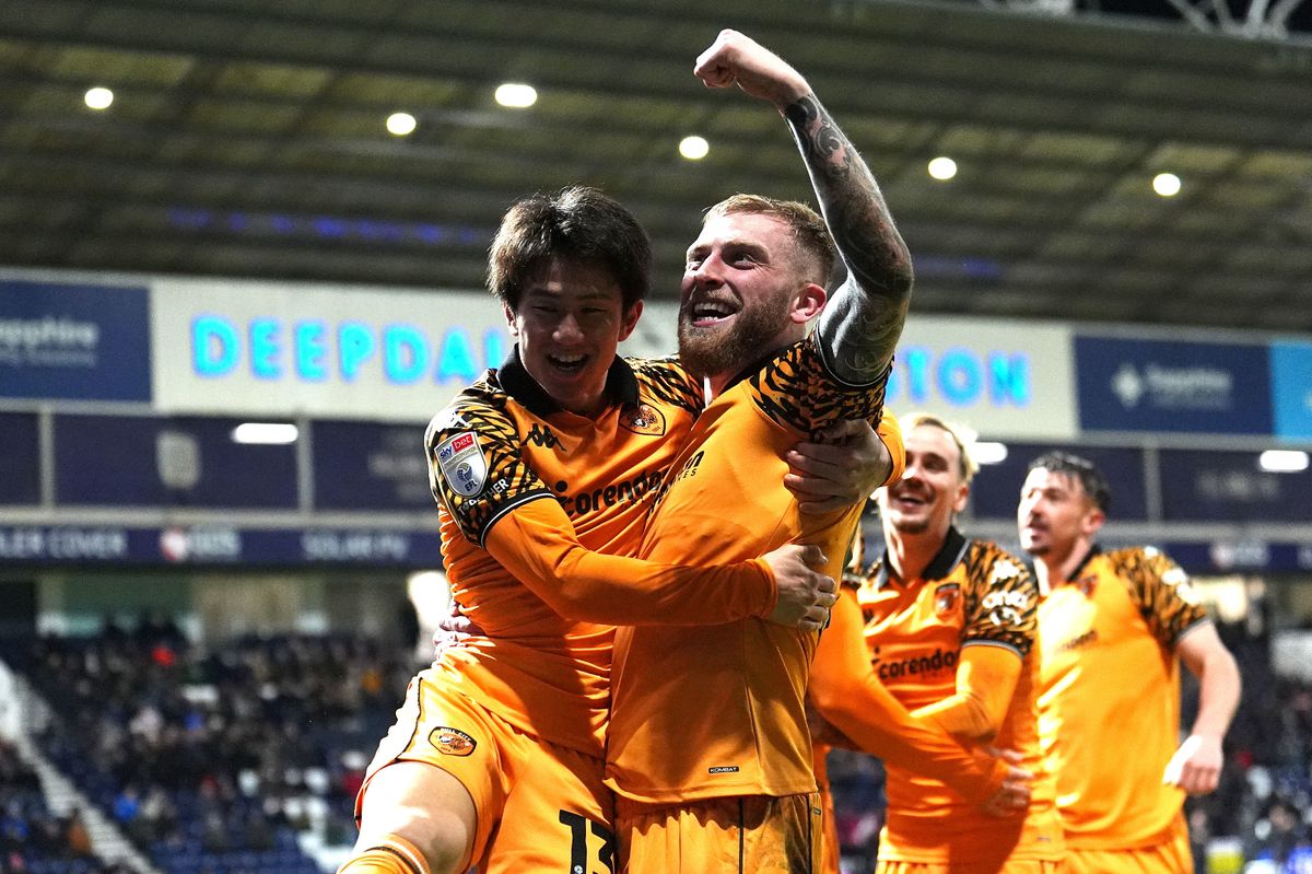 Hull City's Oliver McBurnie celebrates scoring alongside Yu Hirakawa