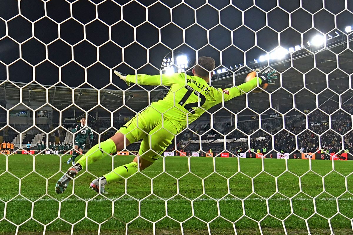 Hull City goalkeeper Dillon Phillips saved Yuki Ohashi's penalty 
