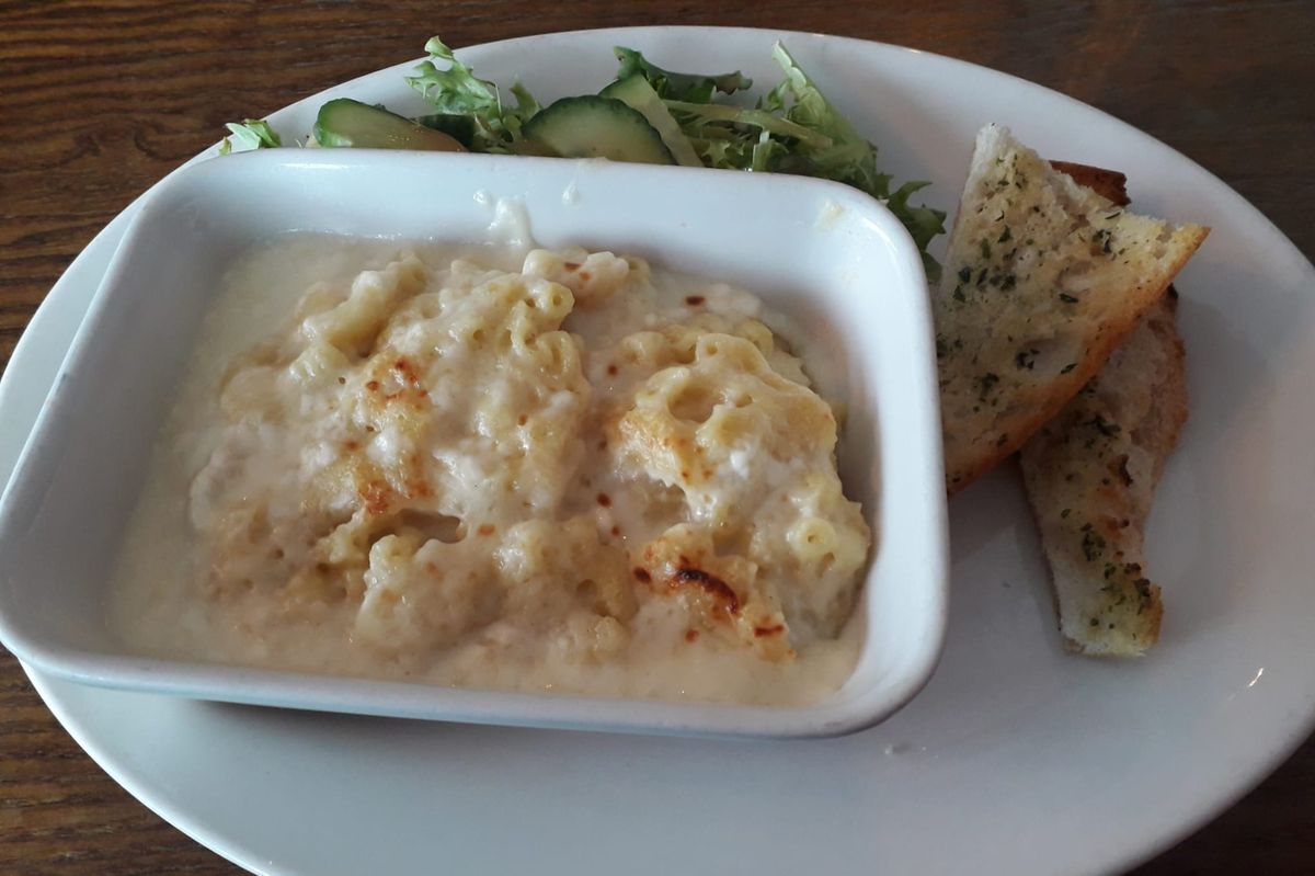 Macaroni cheese with garlic bread and side salad