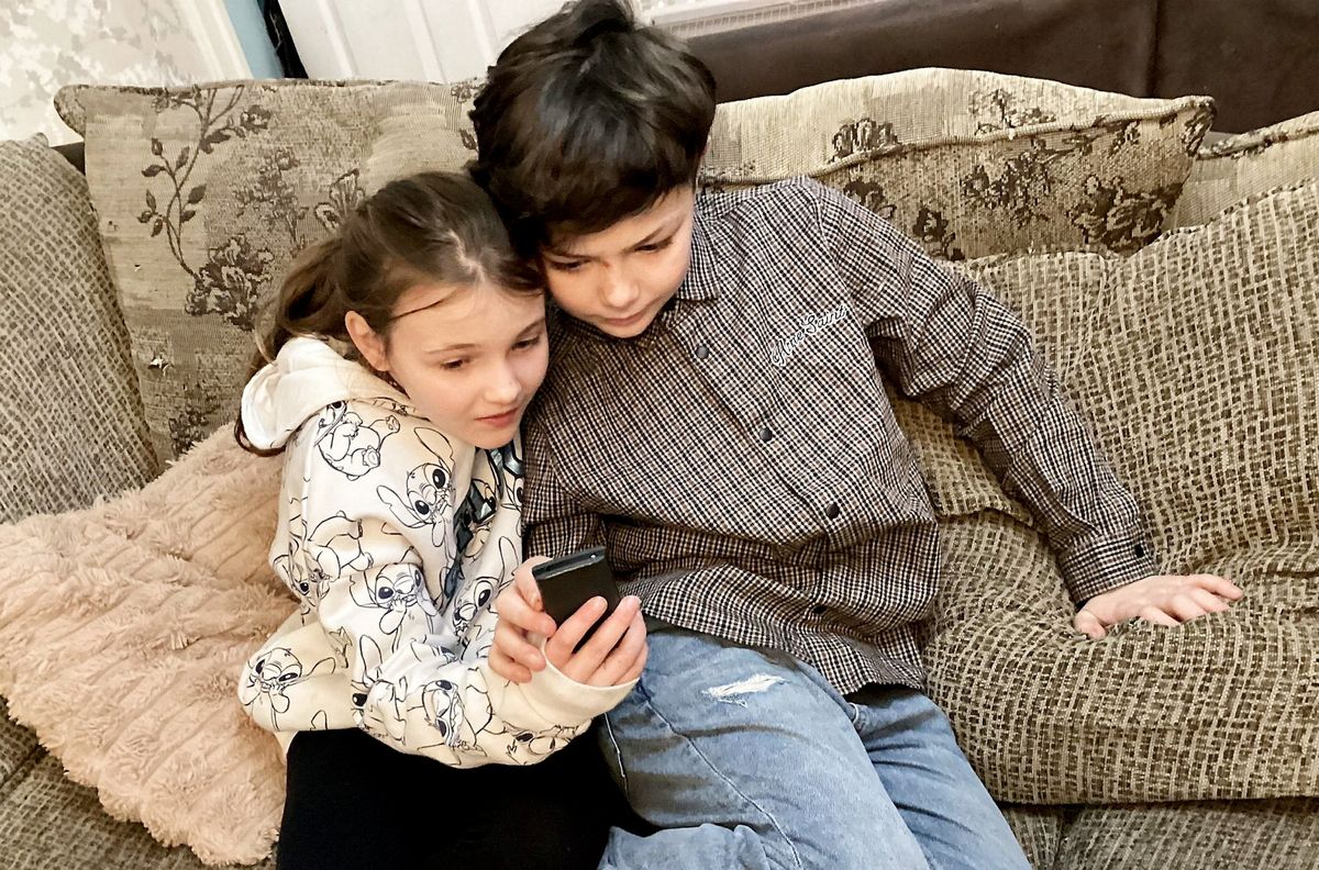 Layla and Leousing the phone