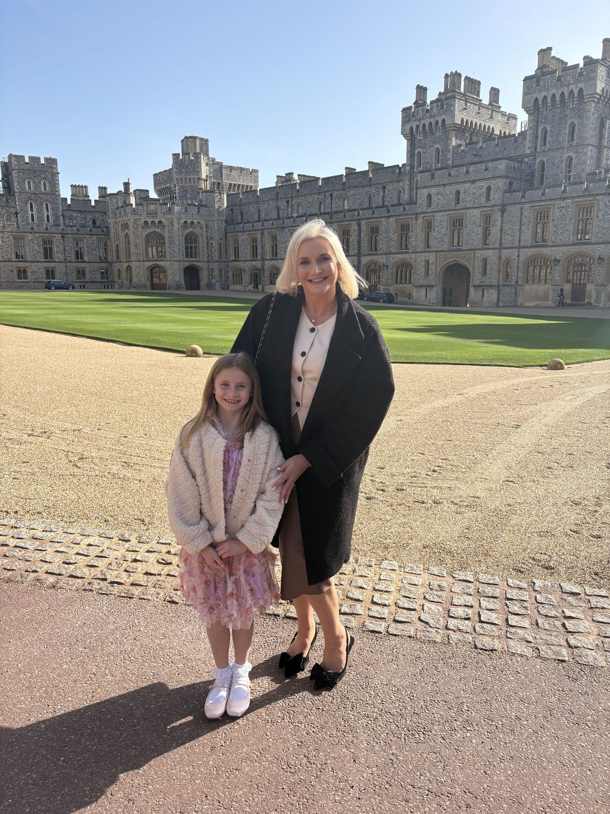 Peyton Kershaw and her mum Natalie Kershaw outside Windsor Castle