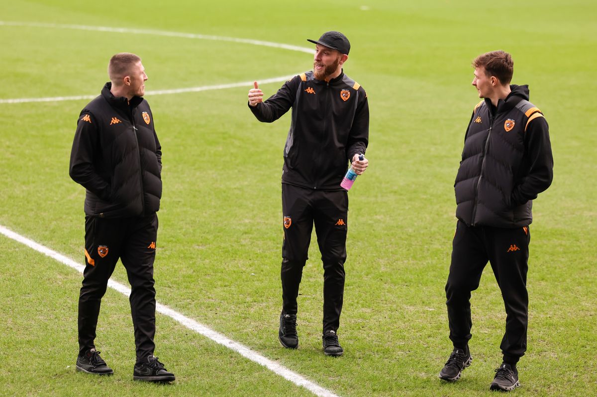 Oli McBurnie in conversation with John Lundstram and Kieran Dowell