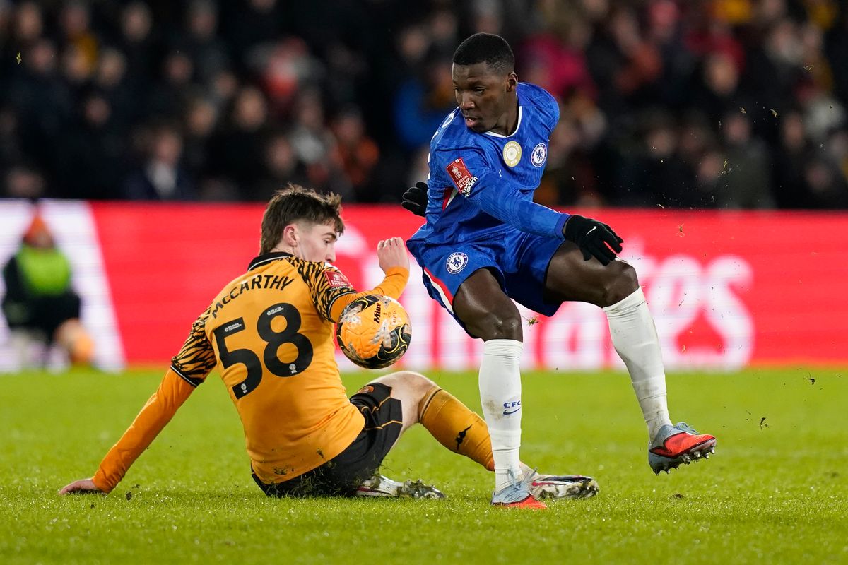 Cathal McCarthy tussles with Moises Caicedo