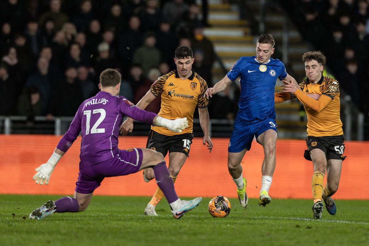 Chelsea's Liam Delap competing with Hull City's goalkeeper Dillon Phillips, John Egan and Cathal McCarthy at the MKM Stadium