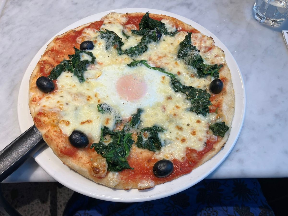 Fiorentina pizza on a 'classic' base