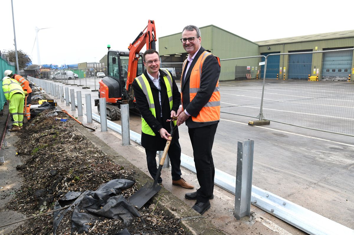 Matt Cranwell, managing director of Stagecoach East Midlands, left, and Councillor Mark Ieronimo, Portfolio Holder for Transport and Infrastructure at Hull City Council