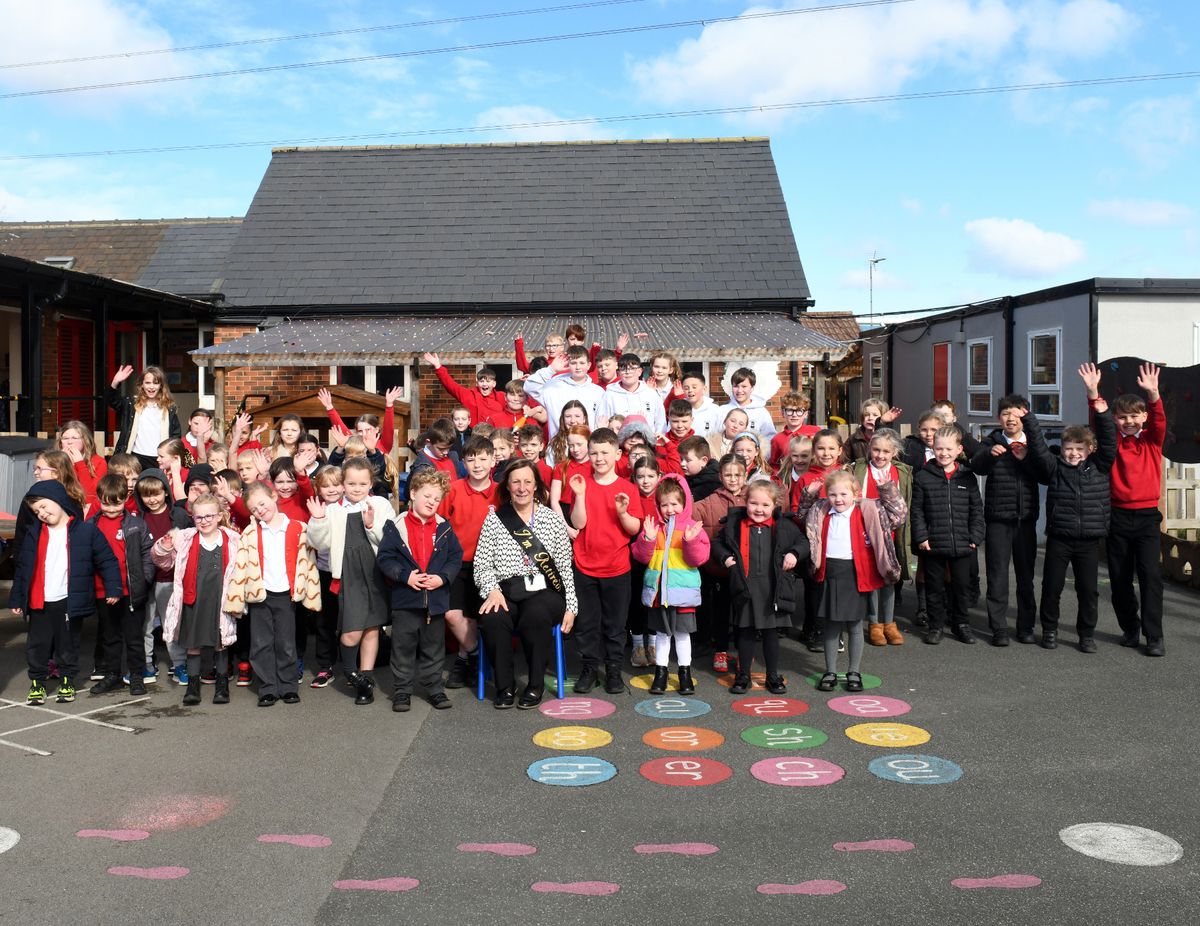 Wendy Clayden with Dunswell Academy pupils