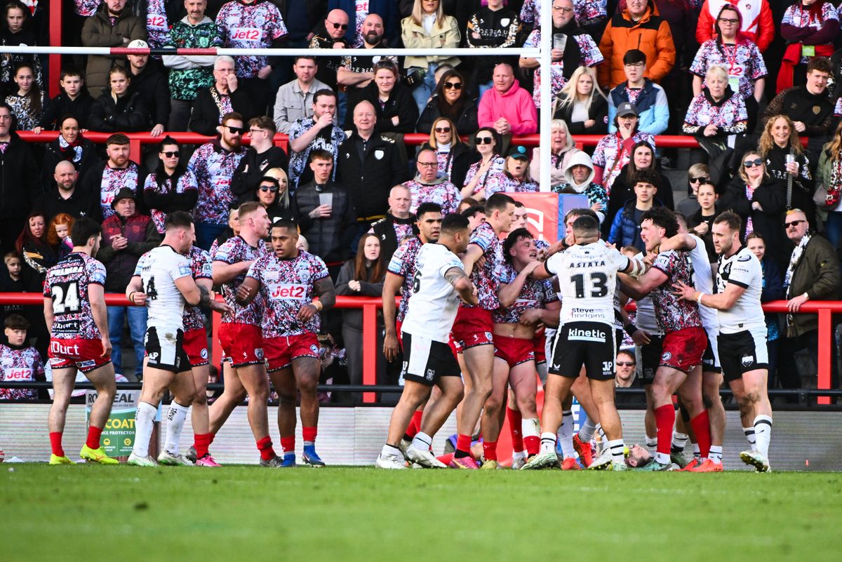 A scuffle breaks out between Leigh and Hull FC.