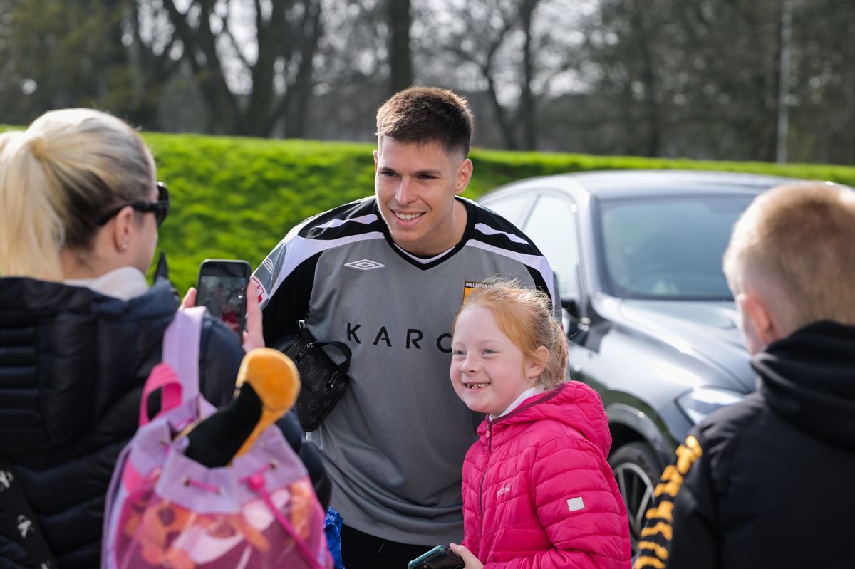 Ivor Pandur arrives at the MKM Stadium wearing the 2008/09 Hull City goalkeeper shirt