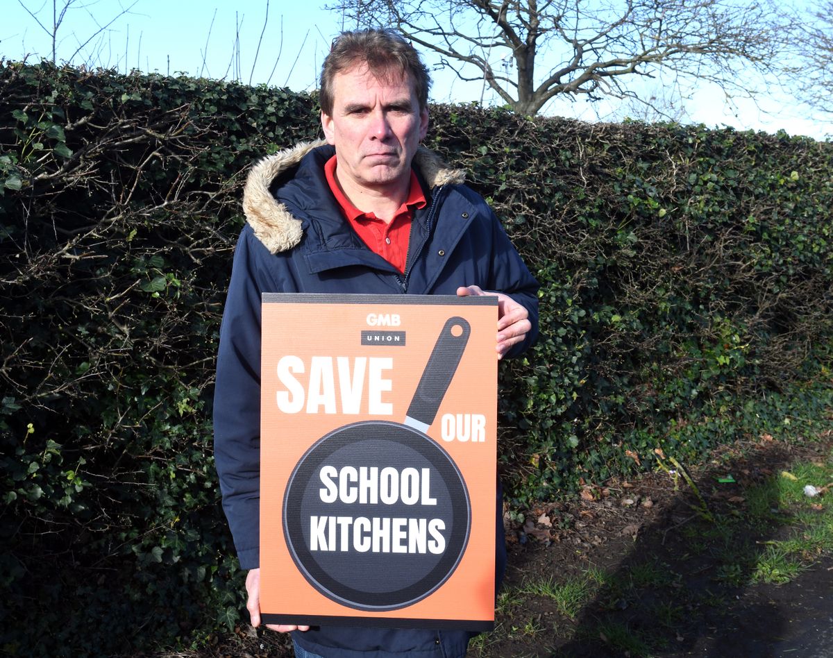 Cllr Daren Hale, leader of the Hull Labour Group at the Cleeve Primary School protest