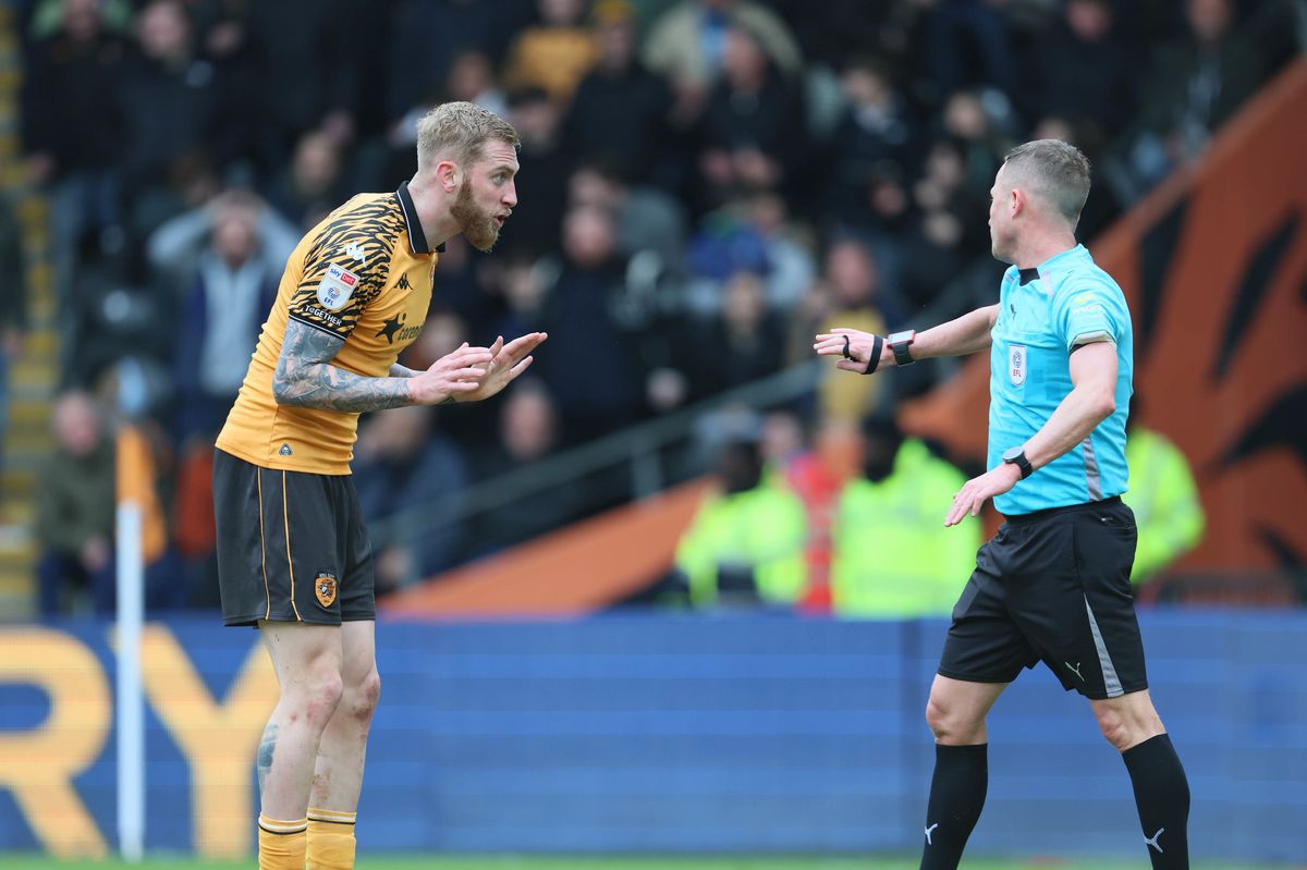 Hull City's Oliver McBurnie speaks to Referee David Webb after the Tigers' second goal was disallowed 