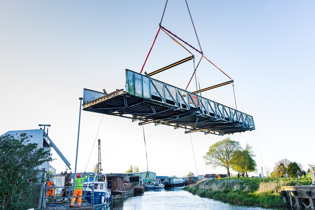 The major lifting operation of Weel Bridge