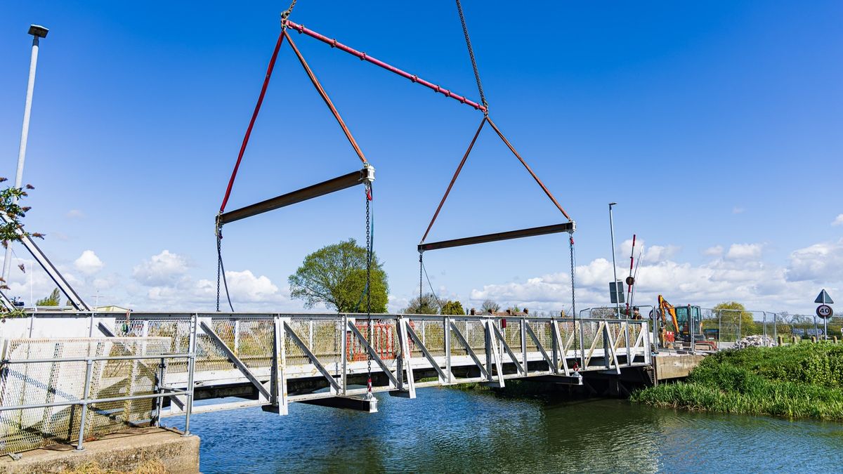 The major lifting operation of Weel Bridge