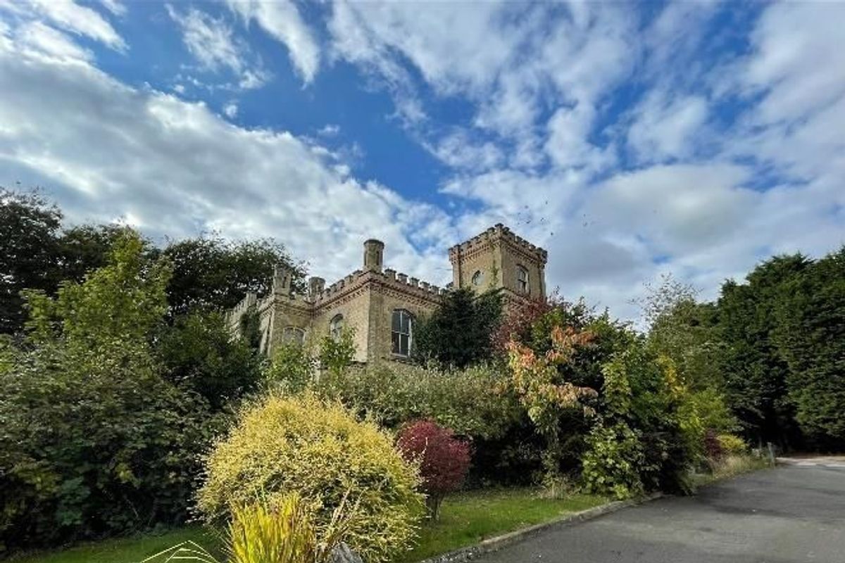 18/04/26 - A former Victorian manor house most recently in use as a clubhouse for prison officers is to go under the hammer next month. Everthorpe Hall, Beck Road, Everthorpe, near Brough, will appear in auctioneers Bond Wolfe’s sale with a guide price of £55,000-plus, on May 14. The former manor house