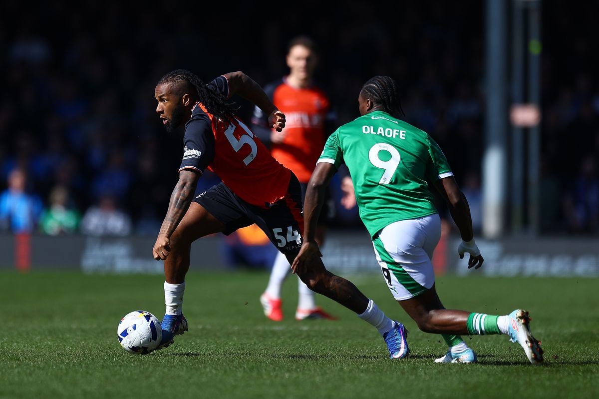 Kasey Palmer of Luton Town and Tanto Olaofe of Stockport County