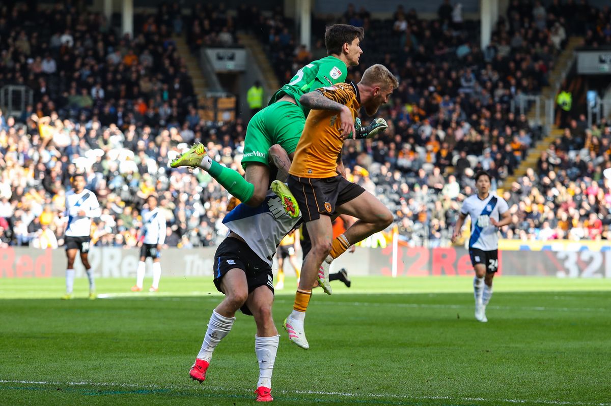 Birmingham City goalkeeper James Beadle battles with Hull City's Oliver McBurnie