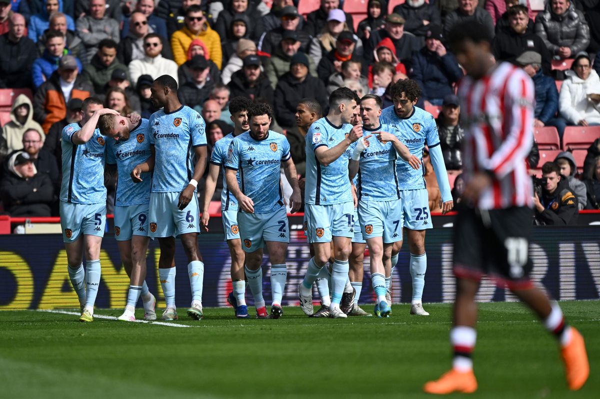 Hull City's players celebrate Oli McBurnie 14th Championship goal of the season at Sheffield United