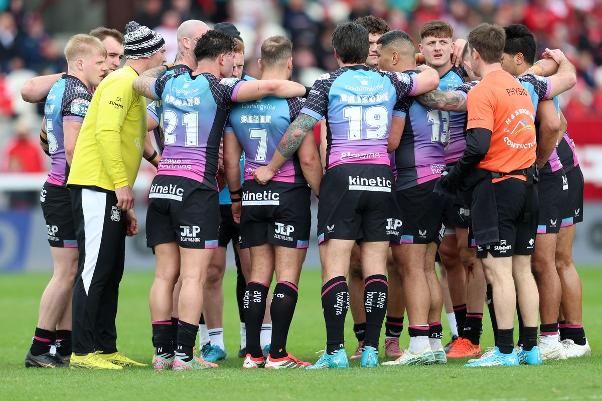 Hull FC huddle up against Hull KR. 