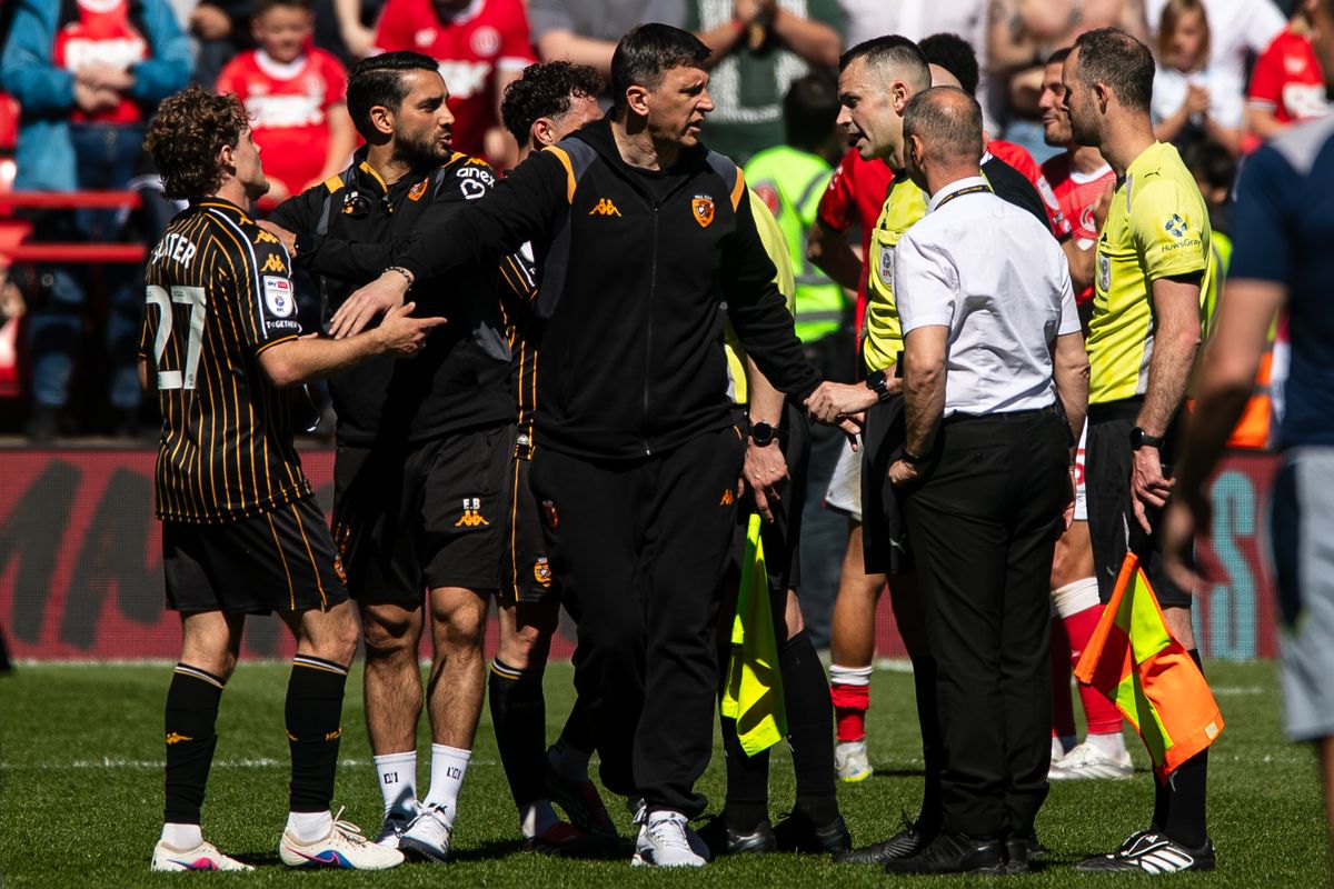 Sergej Jakirovic in conversation with Tom Nield after the defeat at Charlton Athletic