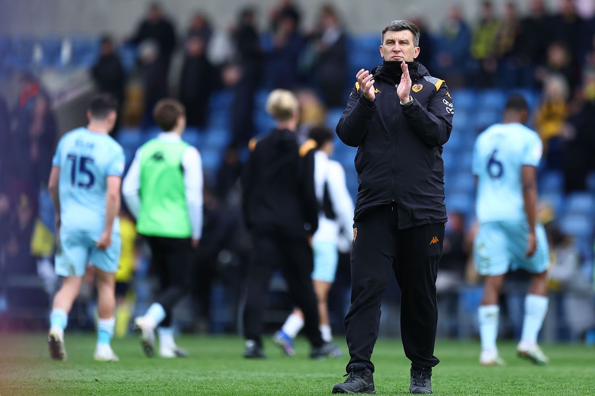 Sergej Jakirovic applauds the Hull City fans after the draw at Oxford United