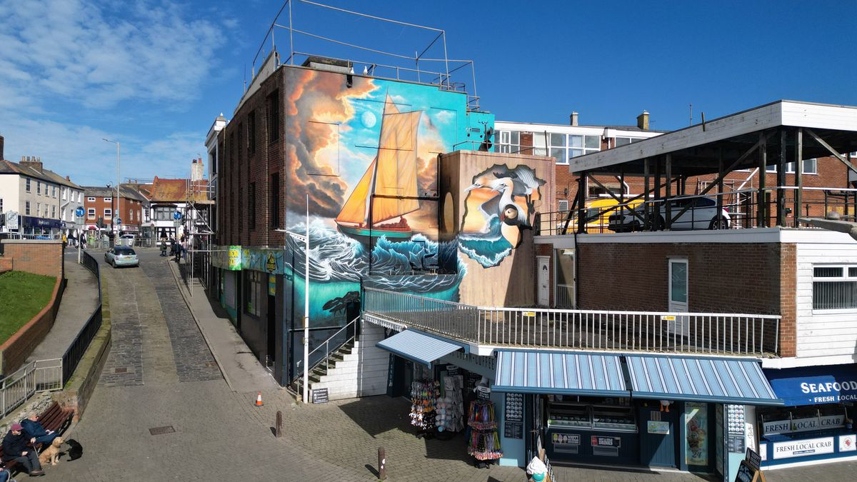 30/04/26 - Two colourful, eye-catching murals have been painted on the side of buildings in Bridlington as part of a £125,000 regeneration project. East Riding Council commissioned the huge murals, depicting aspects of the town’s history and local wildlife, as well as making improvements to the nearby Westgate Park in the Old Town and to Harbour Road to encourage more visits. The stunning mural on Bridlington’s harbour. 