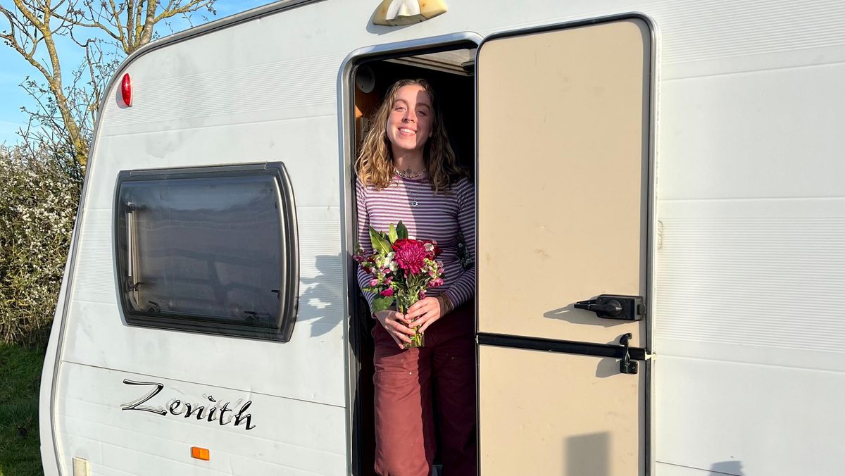 Eva ni her caravan