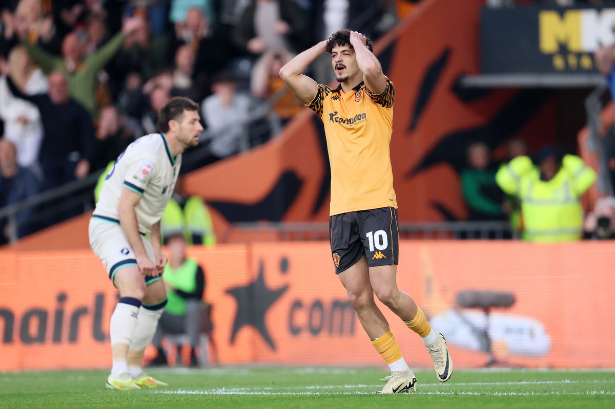 Hull City's Mohamed Belloumi (right) reacts during the Sky Bet Championship play off match at MKM Stadium