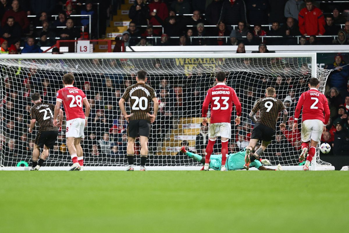 Arthur Okonkwo of Wrexham saves a penalty from Joe Geldhardt of Hull City