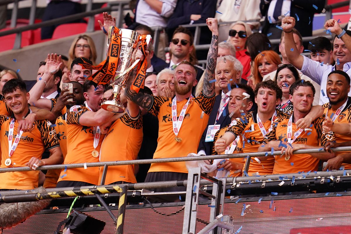 Oli McBurnie and the Hull City players celebrate at Wembley
