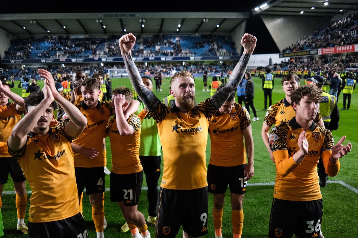Oli McBurnie and the Hull City players celebrate at The Den