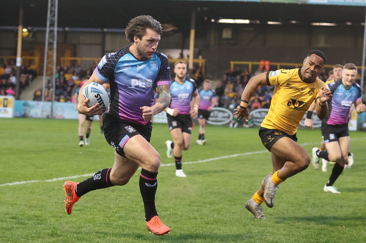 Hull FC winger Tom Briscoe runs in to score against Castleford.