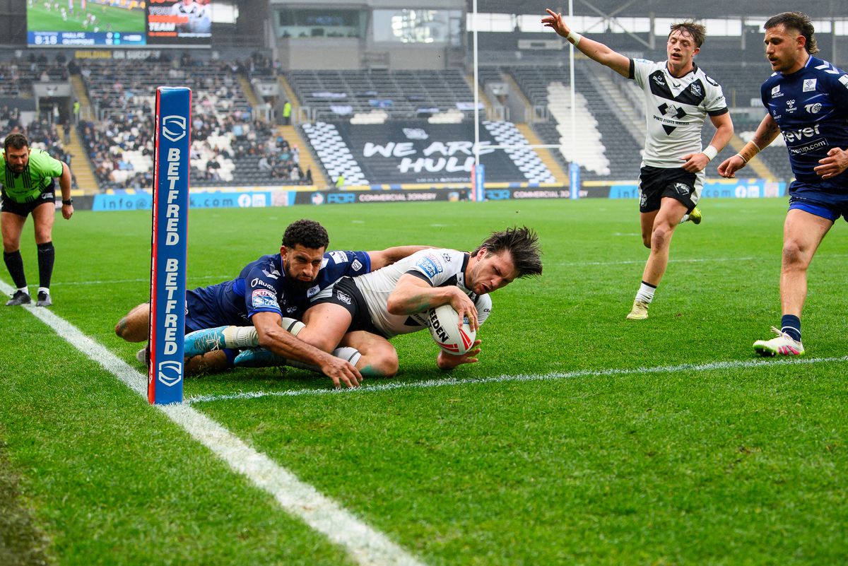 Tom Briscoe slides over for Hull FC.
