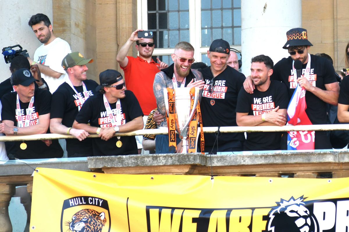 Hull City head coach Sergej Jakirovic with Oli McBurnie