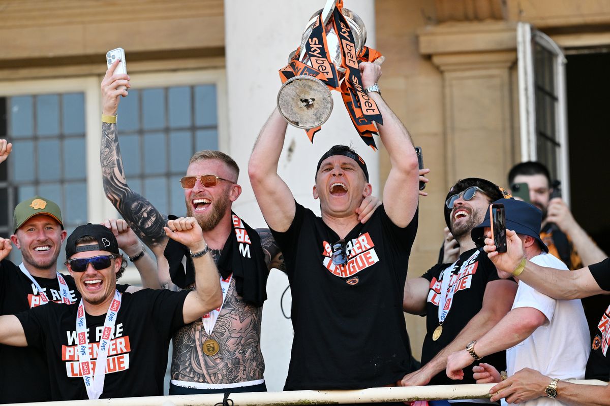 Hull City manager Sergej Jakirovic (centre right) and Oliver McBurnie celebrate during a victory parade