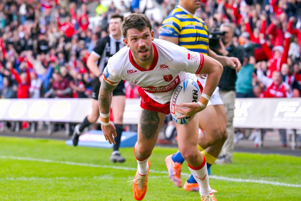 Hull KR's Oliver Gildart scores a try against Warrington in the Challenge Cup semi-finals.