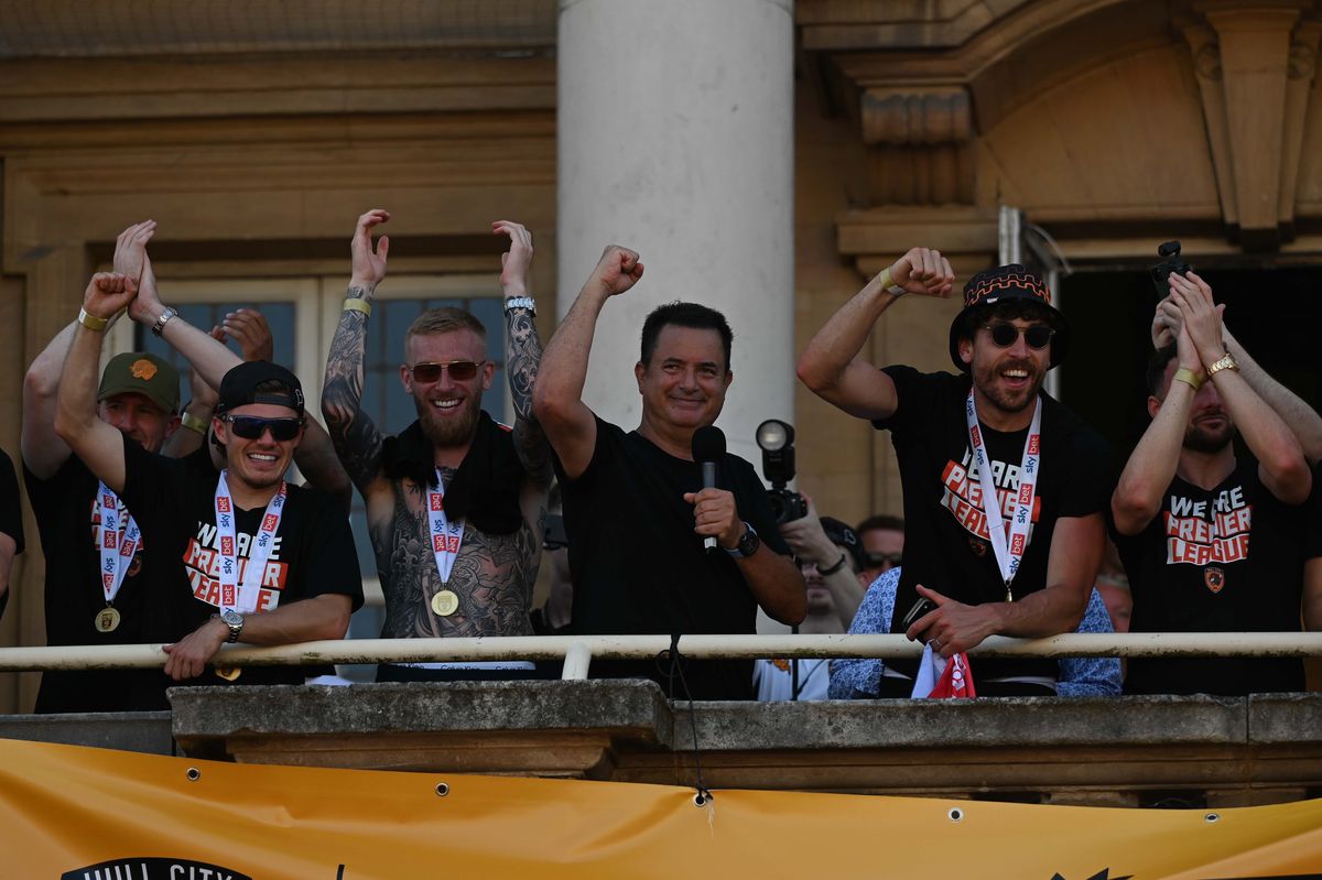 Acun Ilicali and the Hull City players celebrate on the balcony of City Hall