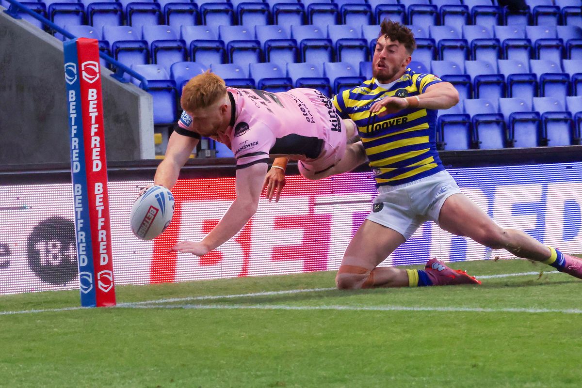 Harvey Barron scores for Hull FC.