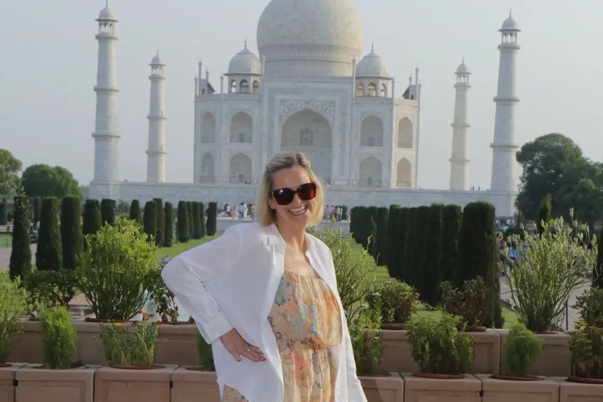 Sarah Carr stands in front of the Taj Mahal