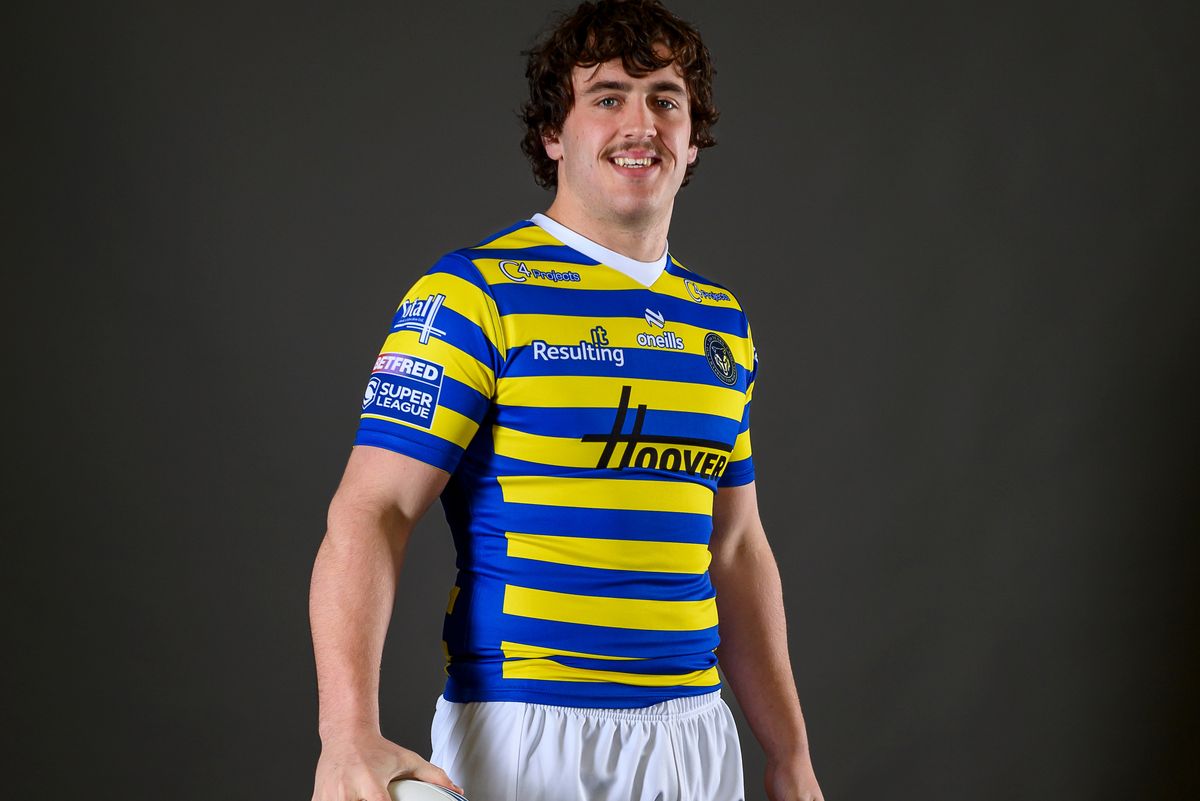 Hull FC have signed Warrington Wolves prop Max Wood on loan.