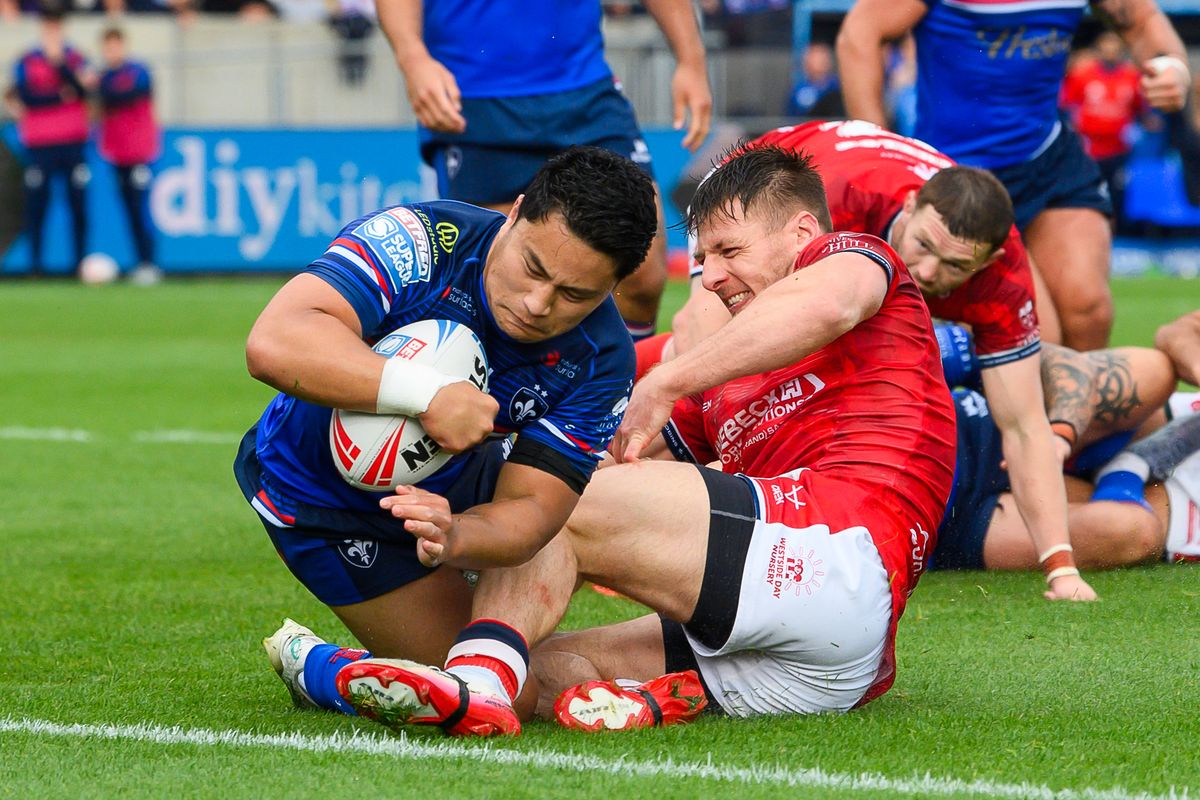 Wakefield's Mason Lino scores a late winner against Hull KR.