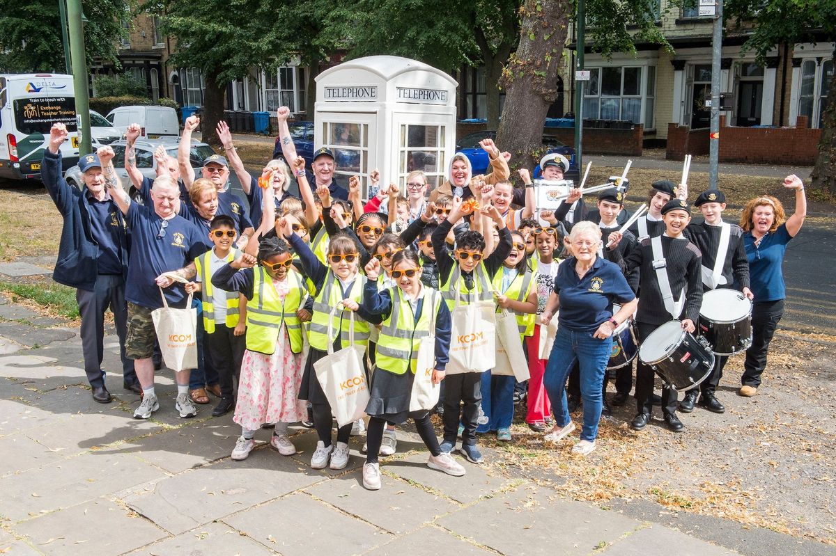 Jerry Thompson unveils his Hometown Heroes phone box with children from Adelaide Primary School